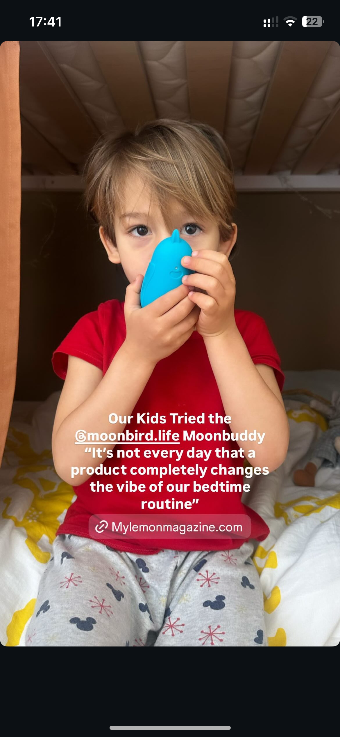 Kind houdt moonbuddy vast voor angst hulp