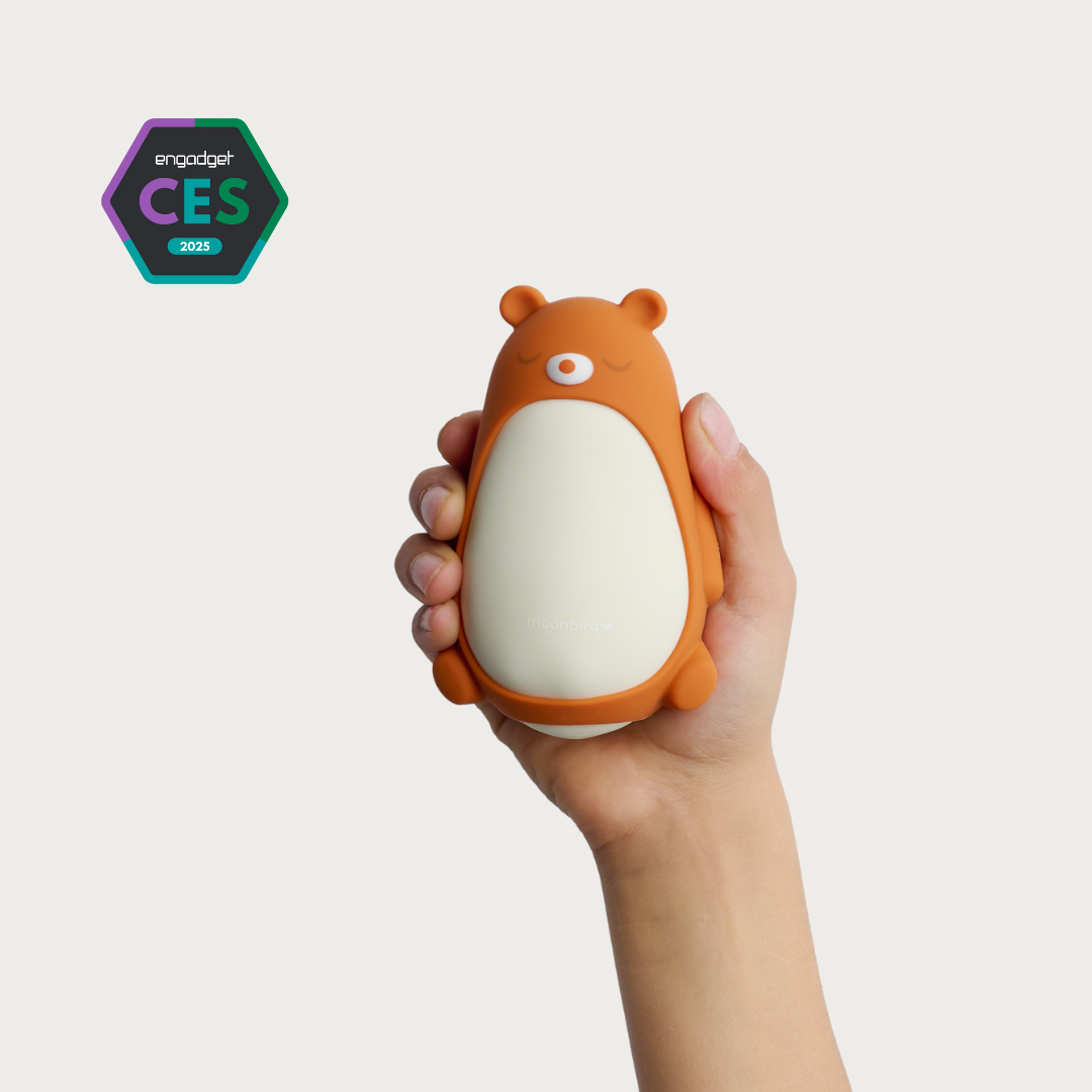 moonbuddy beer met CES 2025 award - oranje kleur in hand