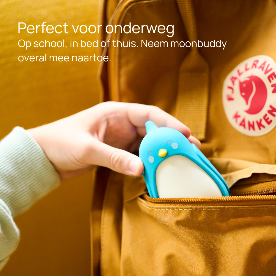 moonbuddy perfect voor onderweg - blauwe vogel in gele rugzak